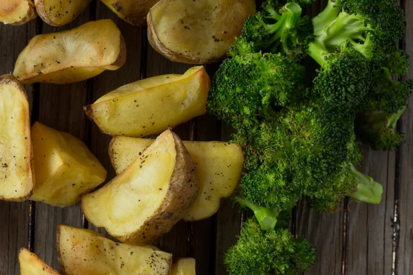Картофель и брокколи на гриле вид сверху — стоковое фото