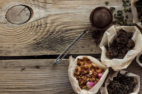 Puerh, frutas e chá preto na mesa de madeira — Fotografia de Stock