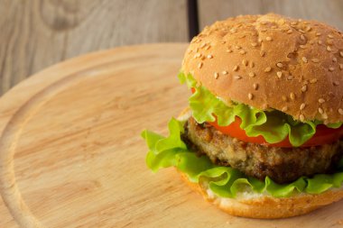 Ahşap plaka doğru Burger