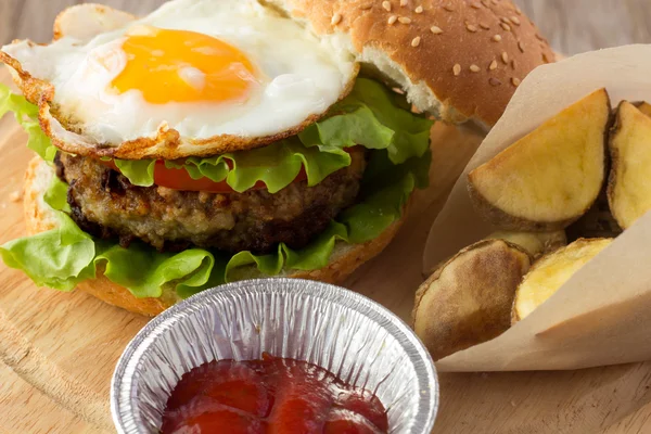 Burger z jajkiem i ziemniaki pieczone po wiejsku — Zdjęcie stockowe