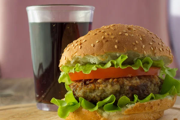 Burger i cola szkła — Zdjęcie stockowe