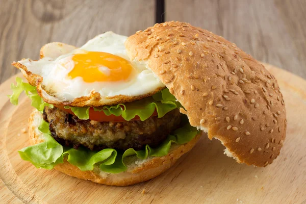 Burger z jajkiem — Zdjęcie stockowe