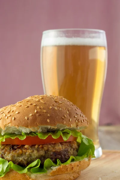 Hamburguesa y vaso de cerveza — Foto de Stock