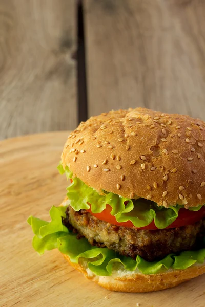 Burger na drewnianej tablicy — Zdjęcie stockowe