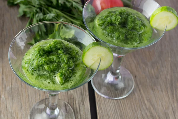 Okurka gazpacho v koktejlové skleničce — Stock fotografie