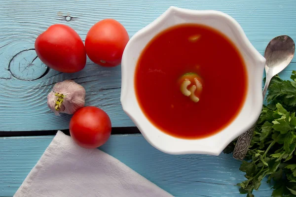 Gazpacho de tomate en plato blanco — Foto de Stock