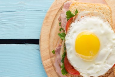 Füme domuz eti, domates, kızarmış yumurta ile sandviç