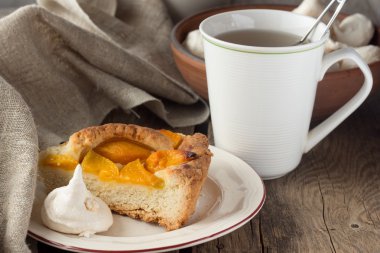 Şeftali shortcrust pasta, kremalı ve çay 