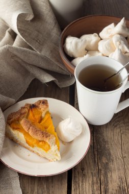 Şeftali shortcrust pasta, meringues ve çay 