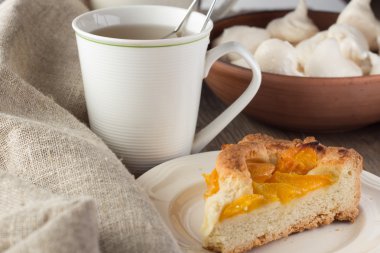 Şeftali shortcrust pasta ve çay 