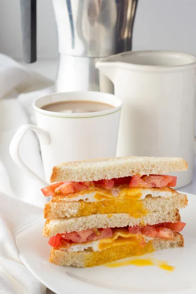 Sandwich with fried egg and tomatoes and cup of coffee — Stock Photo, Image