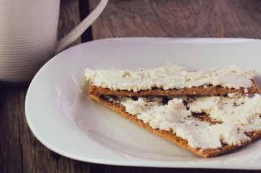 Yatay krem peynirli gevrek ekmek