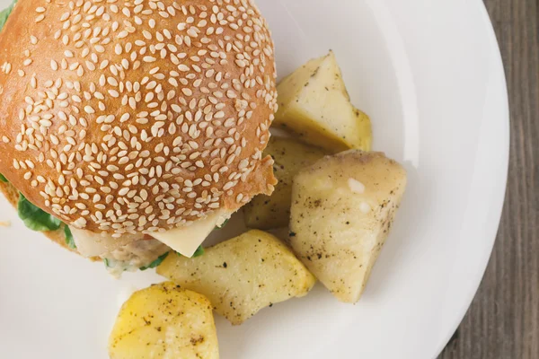 Hamburguesa con queso y cuñas de patata — Foto de Stock