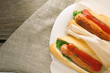 Sosis beyaz bulaşık ahşap tablo