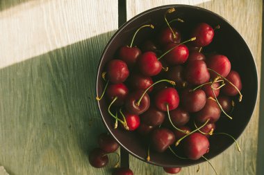 Rustik siyah kiraz ile kase