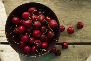 Rustik siyah kiraz ile kase