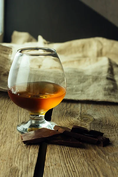 Cognac glas en chocolade Rechtenvrije Stockafbeeldingen