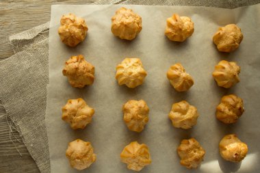 Kağıt üstten görünüm pişirme profiterol