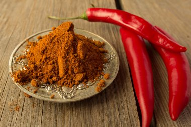 Biber ve gümüş tabak üzerinde toz biber