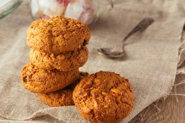 Yulaf ezmeli kurabiye keten kumaş üzerine