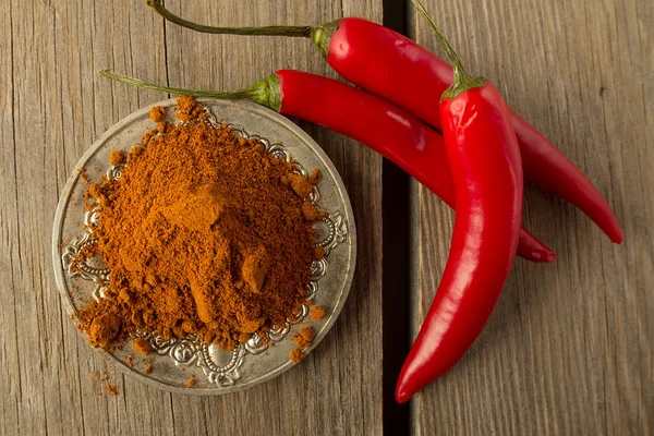 Chili paprika és chili por ezüst edényt — Stock Fotó