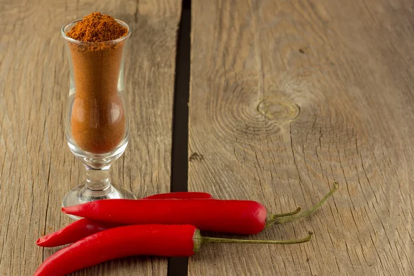 Chili peper en paprikapoeder in kleine glazen — Stockfoto