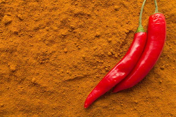 Chili peper peulen op chilipoeder bovenaan weergave — Stockfoto