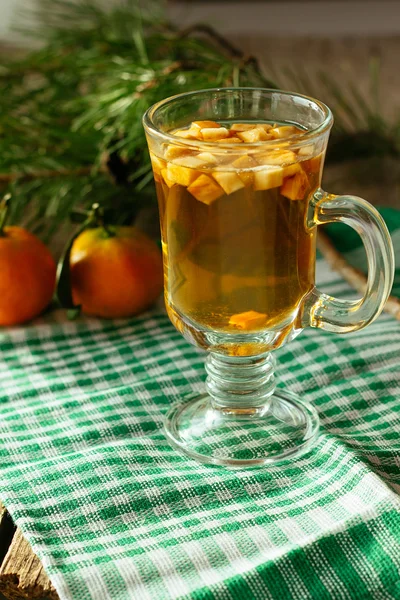 Copa de ponche de Navidad y mandarina —  Fotos de Stock