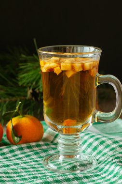 Kış sıcak içecek meyve dikey ile