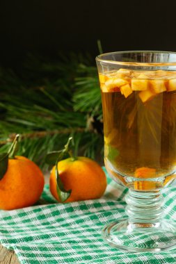 Kış sıcak içecek meyve dikey ile