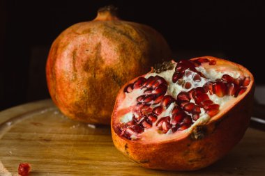 Nar ahşap plaka üzerinde