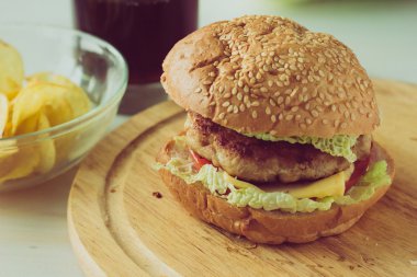 Çizburger ahşap plaka üzerinde