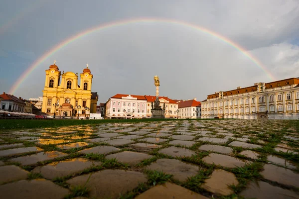 Yağmurdan sonra Timisoara Union Meydanı 'nda gökkuşağı