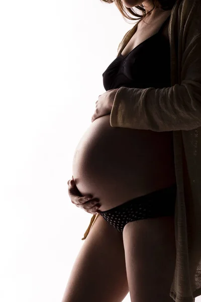 Hamile Kadın Göbeği. Hamilelik Konsepti. Kara Arkaplan 'da izole edilmiş. Hamile karnı kapalı.