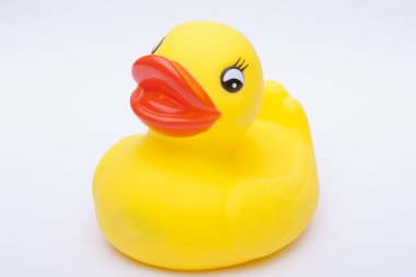 Beyaz arka planda izole edilmiş bir çocuk için sarı plastik ördek.