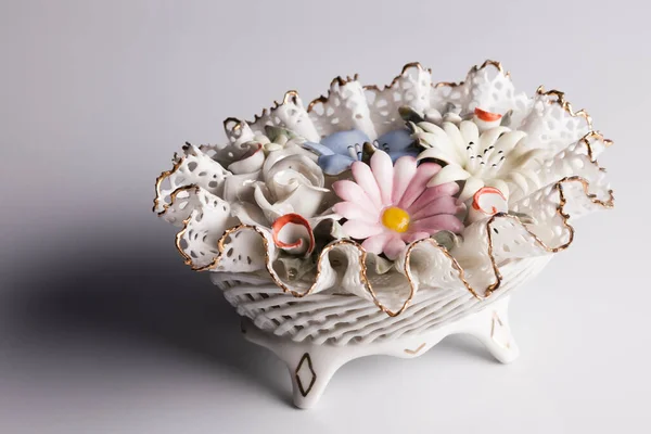 Beyaz arka planda izole edilmiş çiçekli klasik porselen sepet