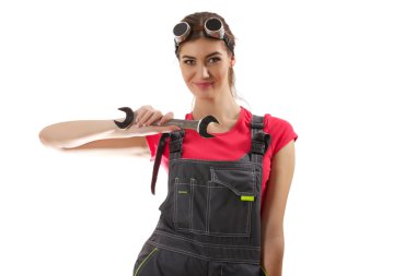 Kız bir İngiliz anahtarıyla standları