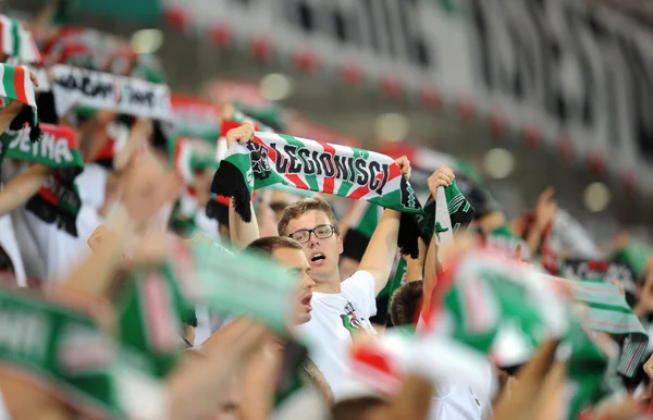 Destekçileri ve fanlar futbol maçı sırasında