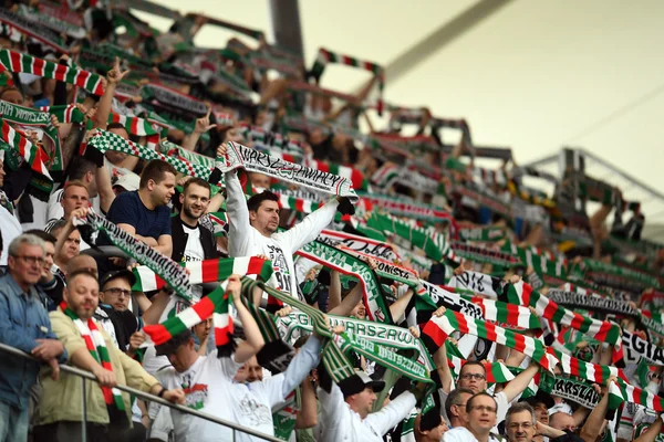 Patrocinadores y aficionados durante el partido de fútbol — Foto de Stock