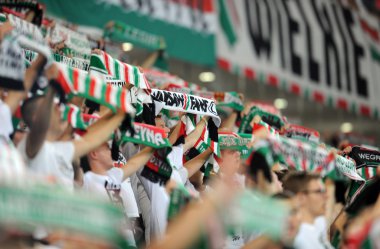 Destekçileri ve fanlar futbol maçı sırasında