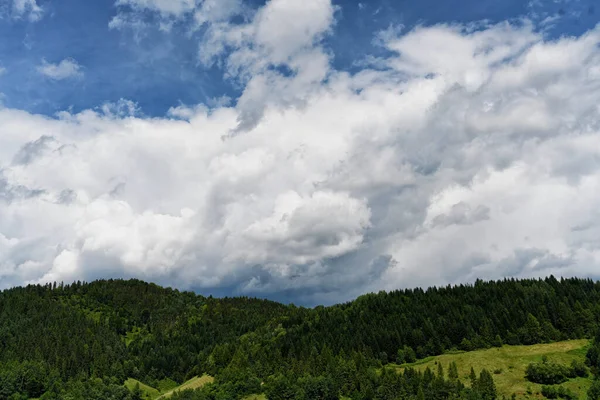 Wolken Über Den Hügeln Des Dorfes Ochotnica Gorna Während Des — Stockfoto