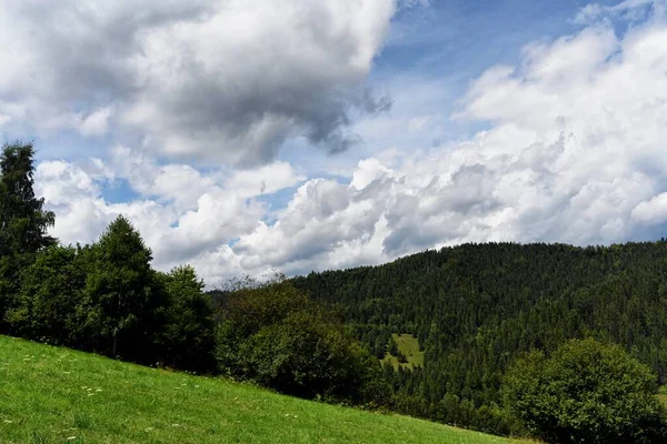 Wolken Über Den Hügeln Des Dorfes Ochotnica Gorna Während Des — Stockfoto