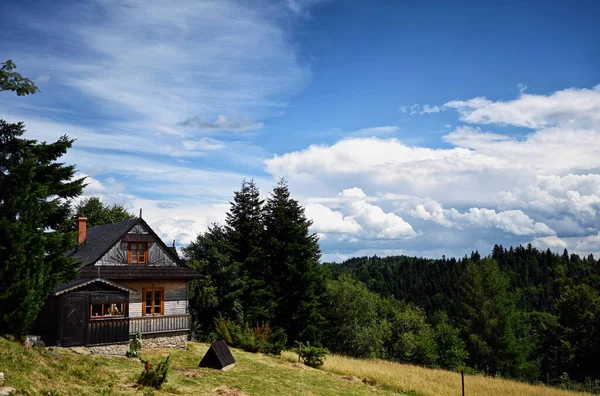 Wolken Über Dem Dorfhaus Ochotnica Gorna Vilage Während Des Sommertages — Stockfoto