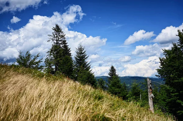 Wolken Über Den Hügeln Des Dorfes Ochotnica Gorna Während Des — Stockfoto