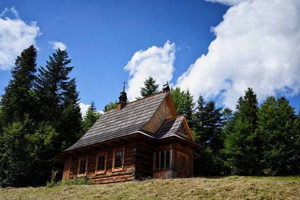 Wolken Über Dem Dorfhaus Ochotnica Gorna Vilage Während Des Sommertages — Stockfoto