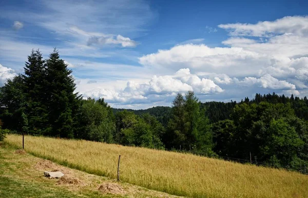 Wolken Über Den Hügeln Des Dorfes Ochotnica Gorna Während Des — Stockfoto