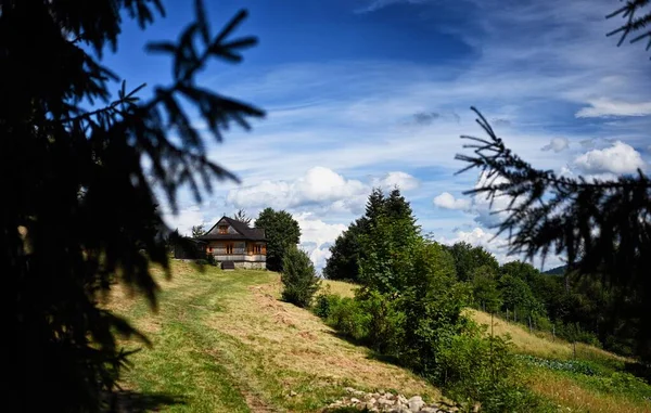 Wolken Über Dem Dorfhaus Ochotnica Gorna Vilage Während Des Sommertages — Stockfoto