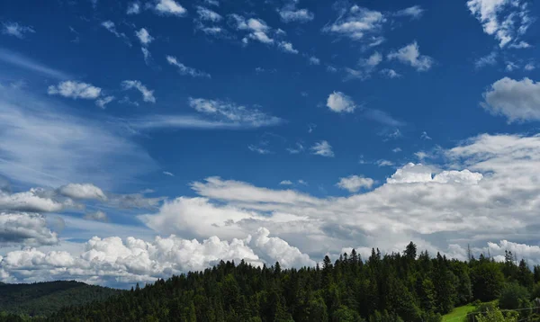 Wolken Über Den Hügeln Des Dorfes Ochotnica Gorna Während Des — Stockfoto