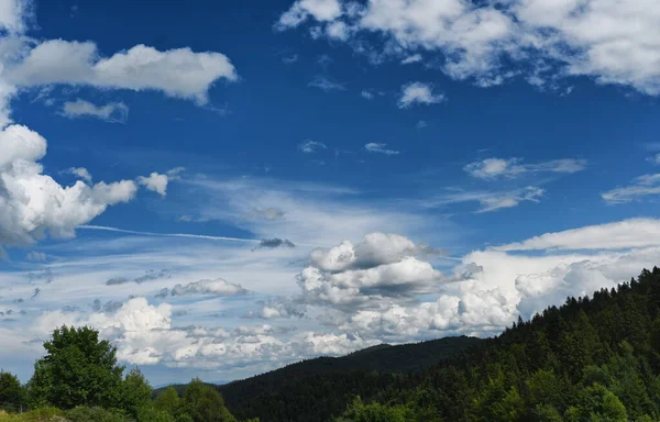 Wolken Über Den Hügeln Des Dorfes Ochotnica Gorna Während Des — Stockfoto