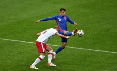 WARsaw, POLAND - 08 Eylül 2021: Dünya Kupası 2022 Katar elemeleri Polonya - İngiltere, Jan Bednarek (Polonya) Mason Mount (İngiltere)) 